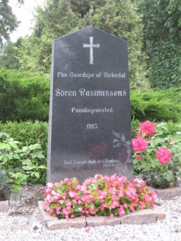 Soeren Rasmussen's familiegravsted.jpg